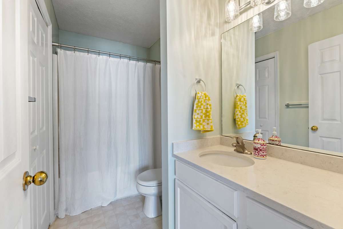En-suite Bath + Walk-in Closet