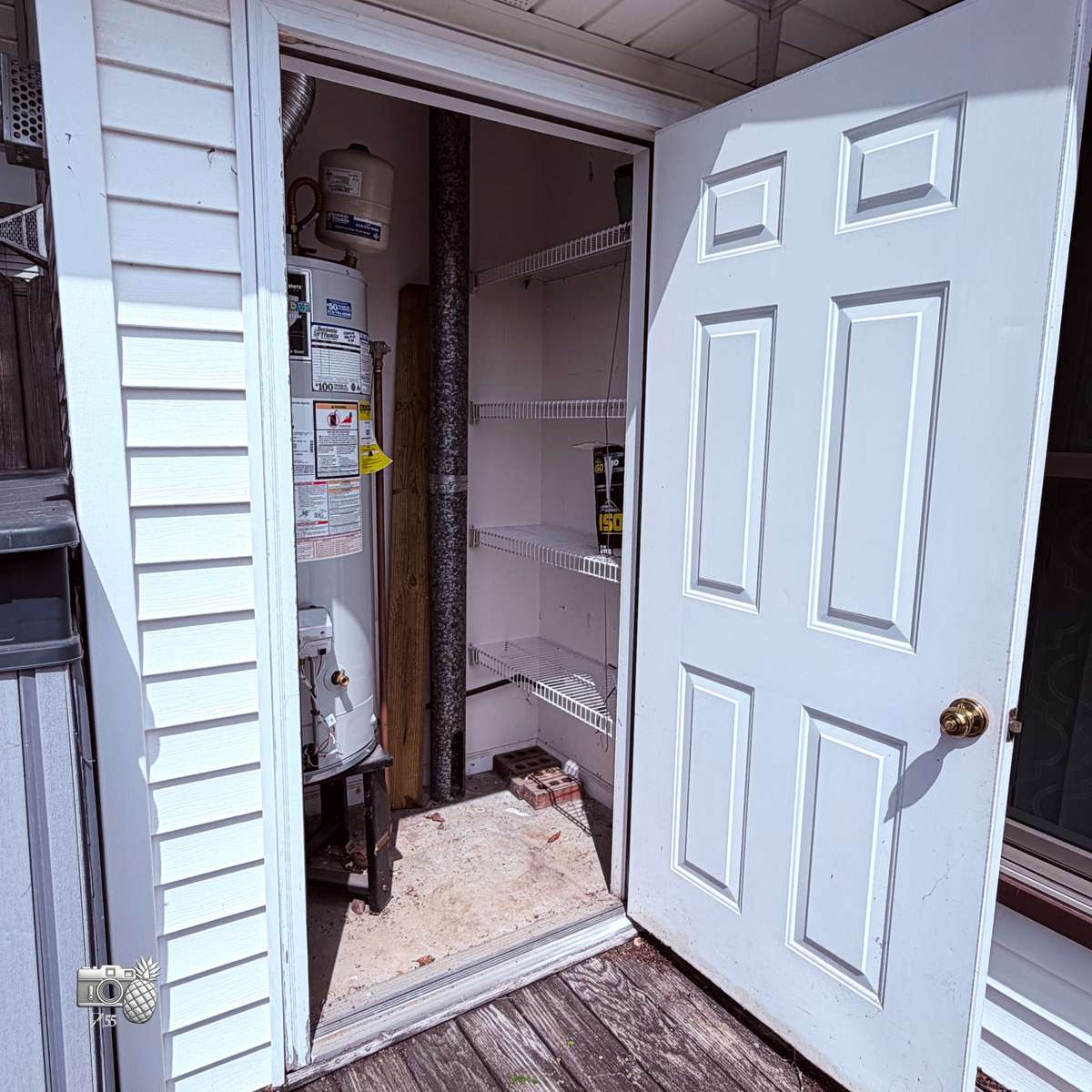 Ext. Closet - Hot Water Heater