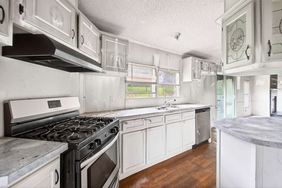 Kitchen-Gas Range and Dishwasher Stay
