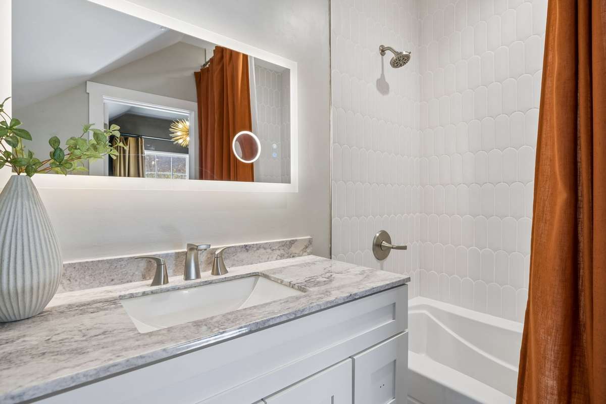 Upstairs full bath (en-suite bedroom)