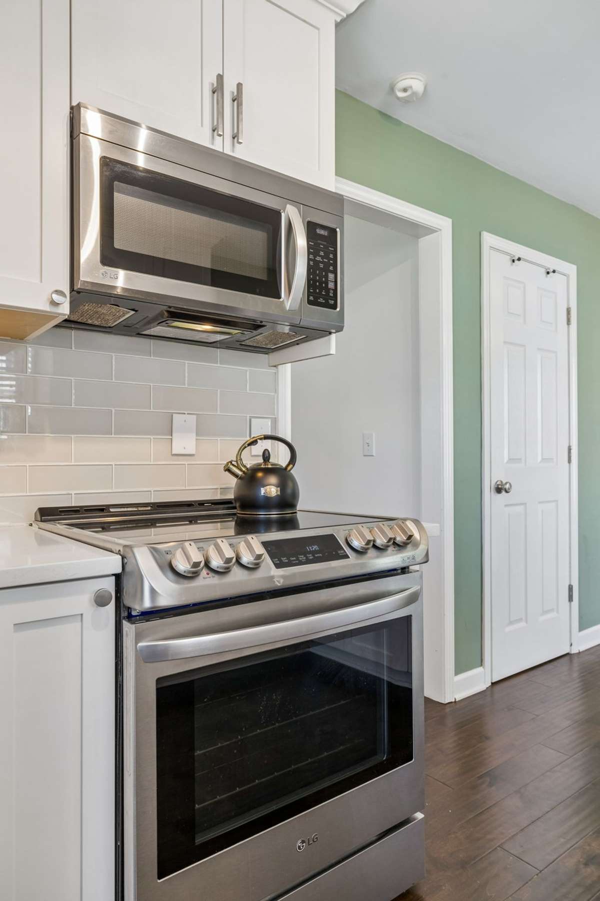 New induction/convection stove top/oven