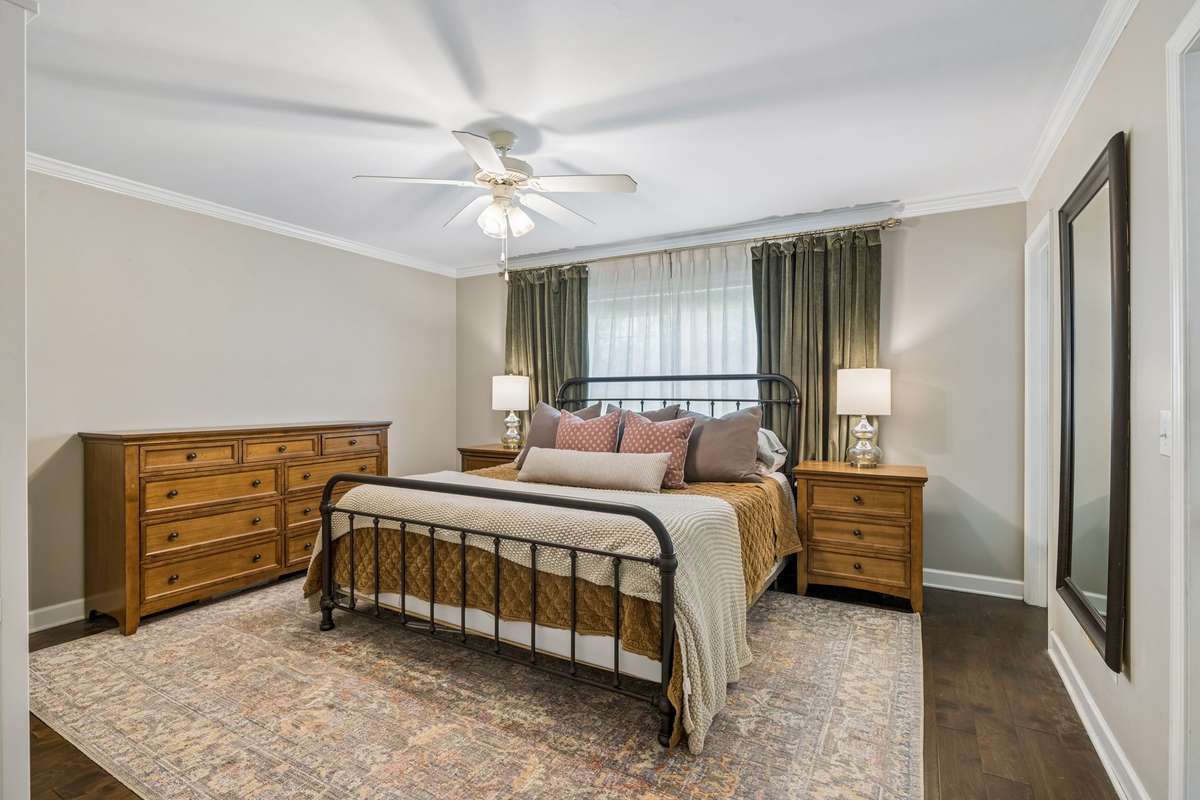 Primary en-suite bedroom