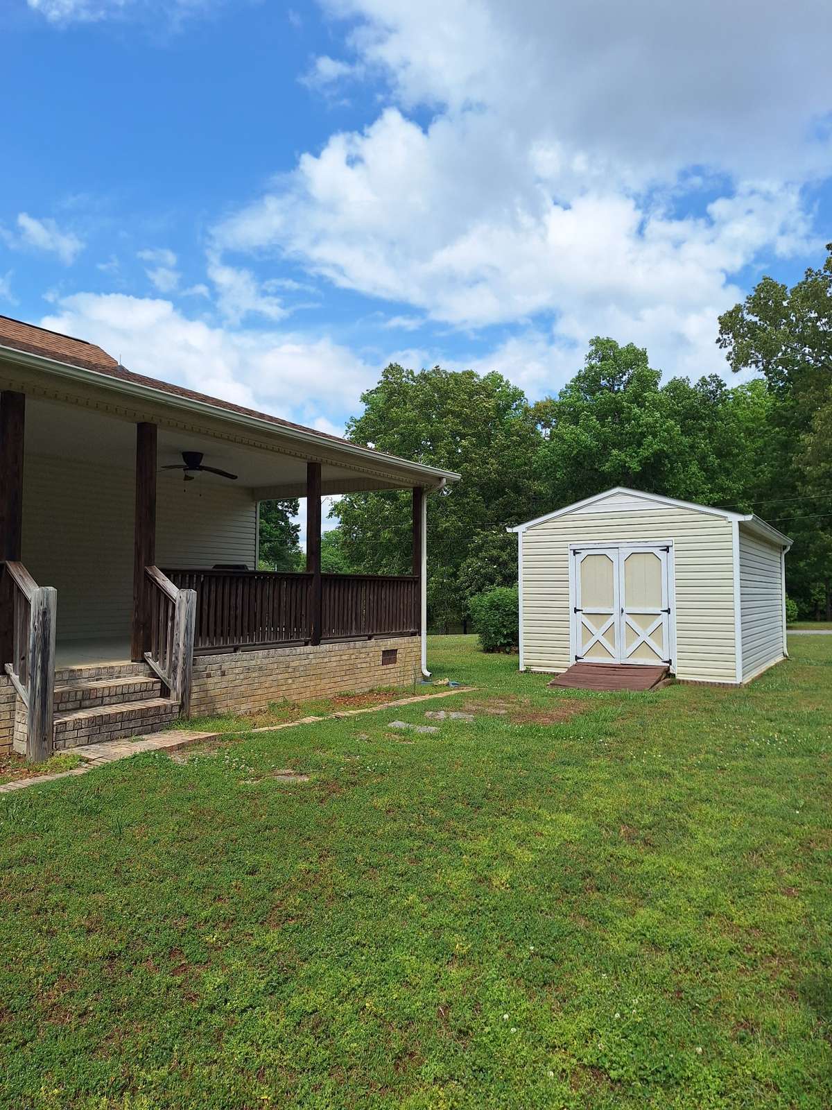 Outbuilding also comes with the home!!