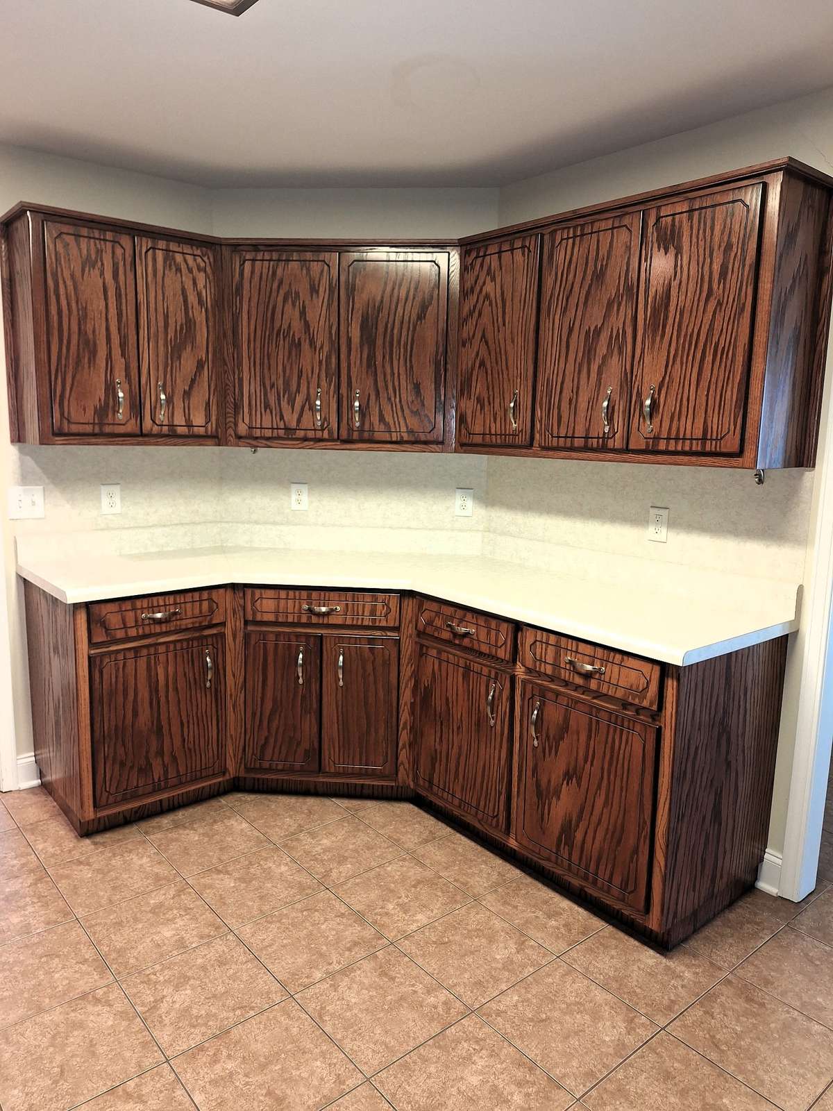 The homeowner also incorporated lots of cabinets into her floor plan!!