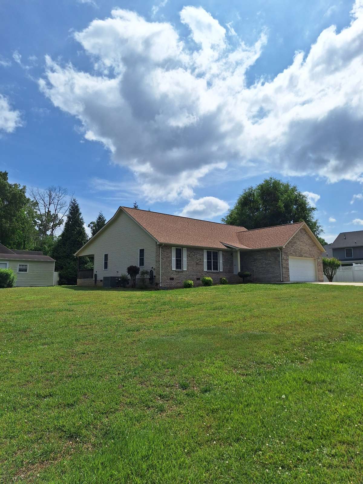 Lots of yard space here where the kids can roam!!