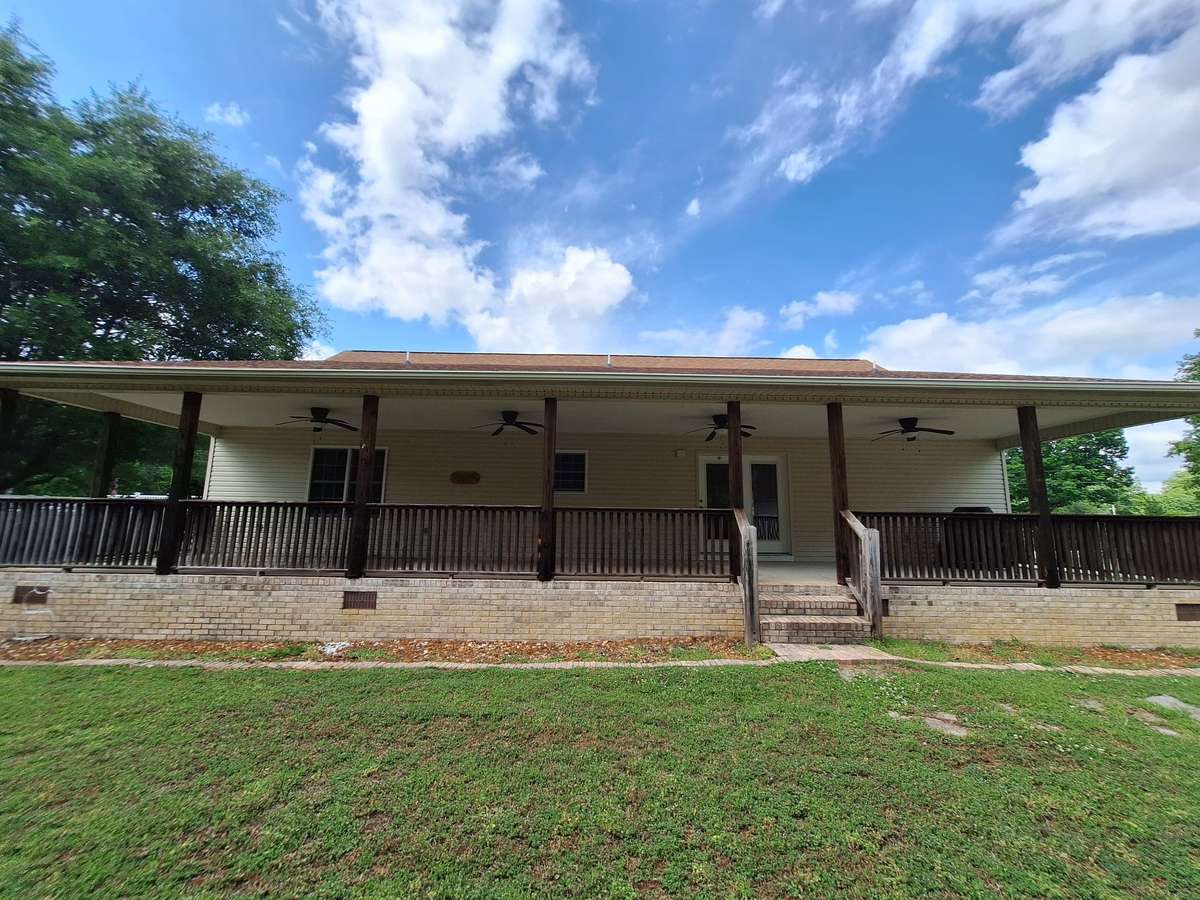 Full length covered back porch!!
