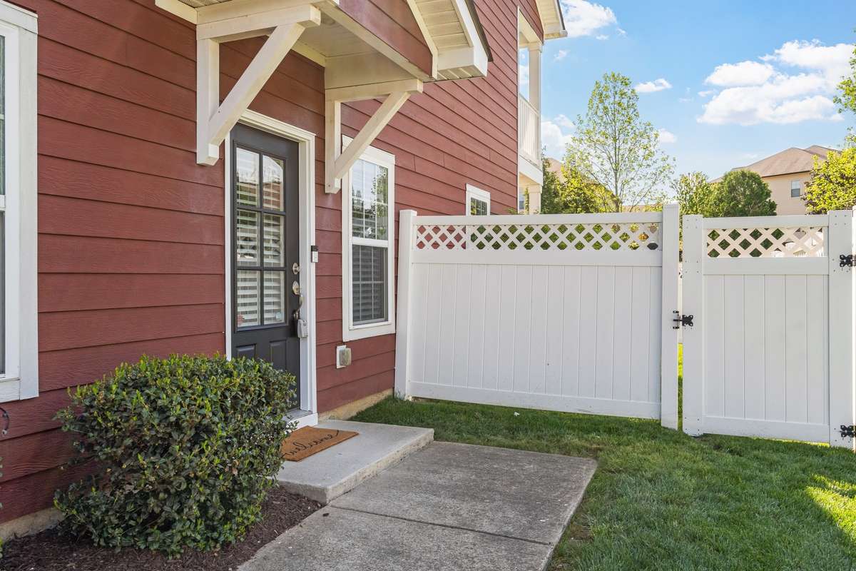 Sidewalk from driveway leads to the entry