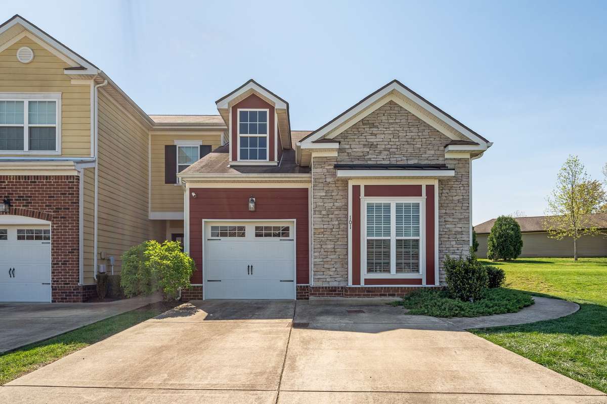Welcome to your new home at 101 Dursley Lane! END unit conveniently located to grocery, dining, and shopping! Beautiful home and convenient to all that Spring Hill has to offer! You don't want to miss this one!!