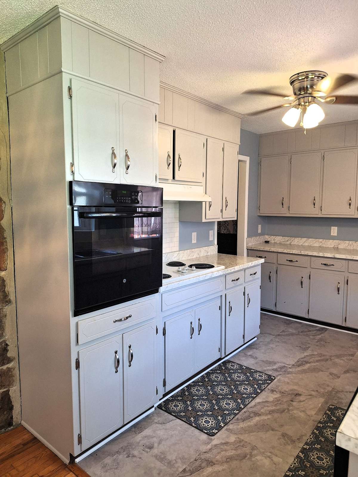 The appliances shown stay with the house!!