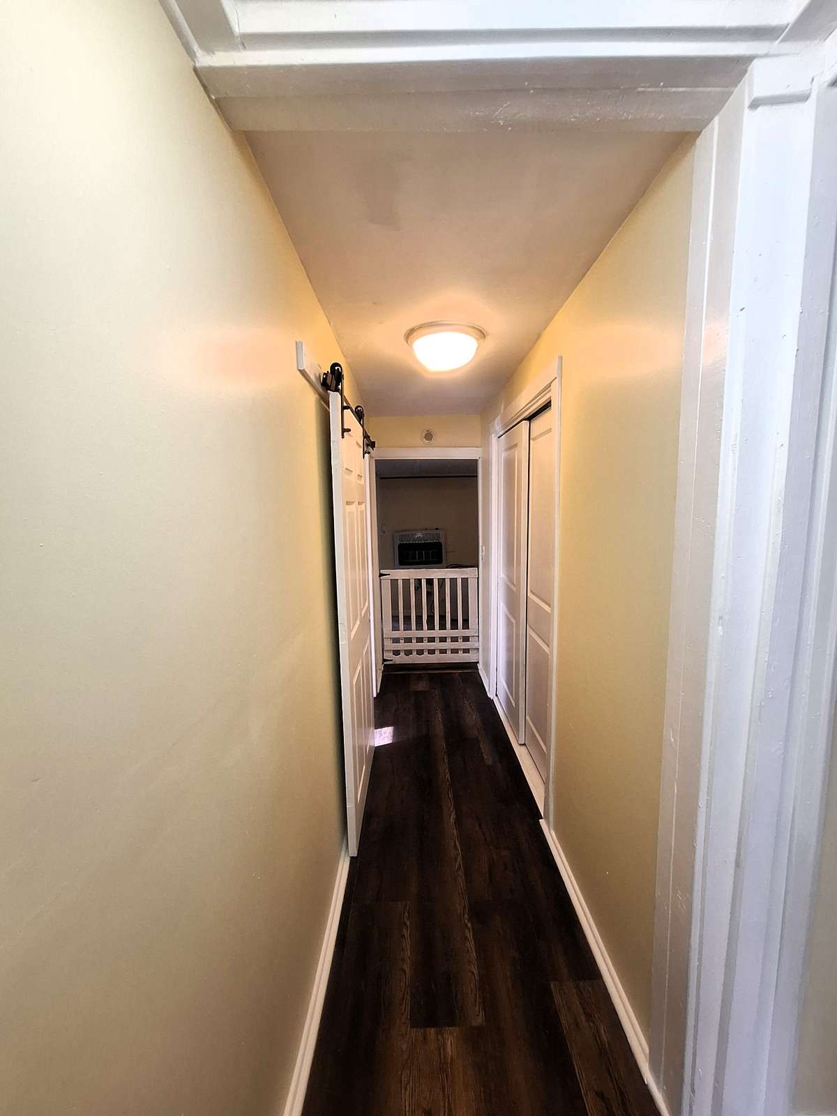 Nice hallway separating the bedrooms!!