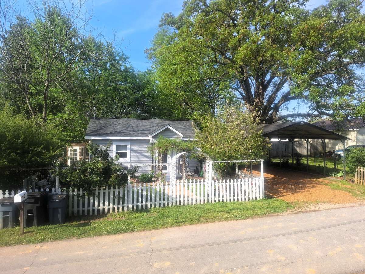 Welcome Home to this adorable cottage!! Its Move In Ready and has been renovated very nicely!!
