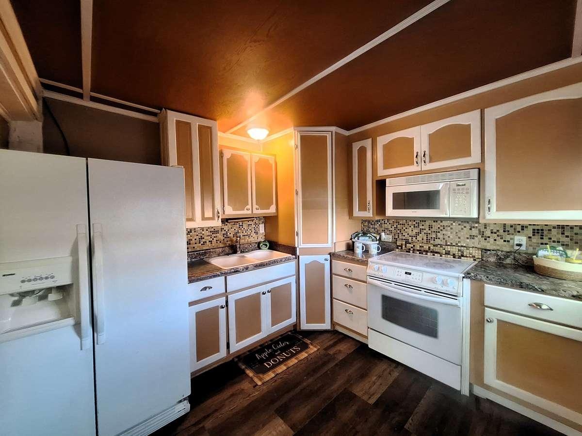 Kitchen has lots of cabinet space and matching appliances!!