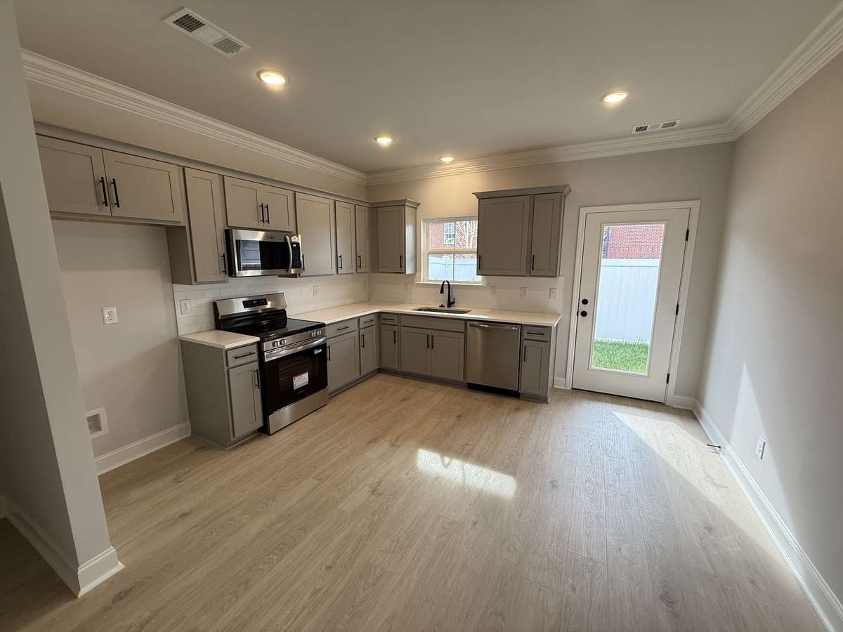 Photos shown are of a completed home of the same floorplan and are for reference purposes only. Options and colors may vary.