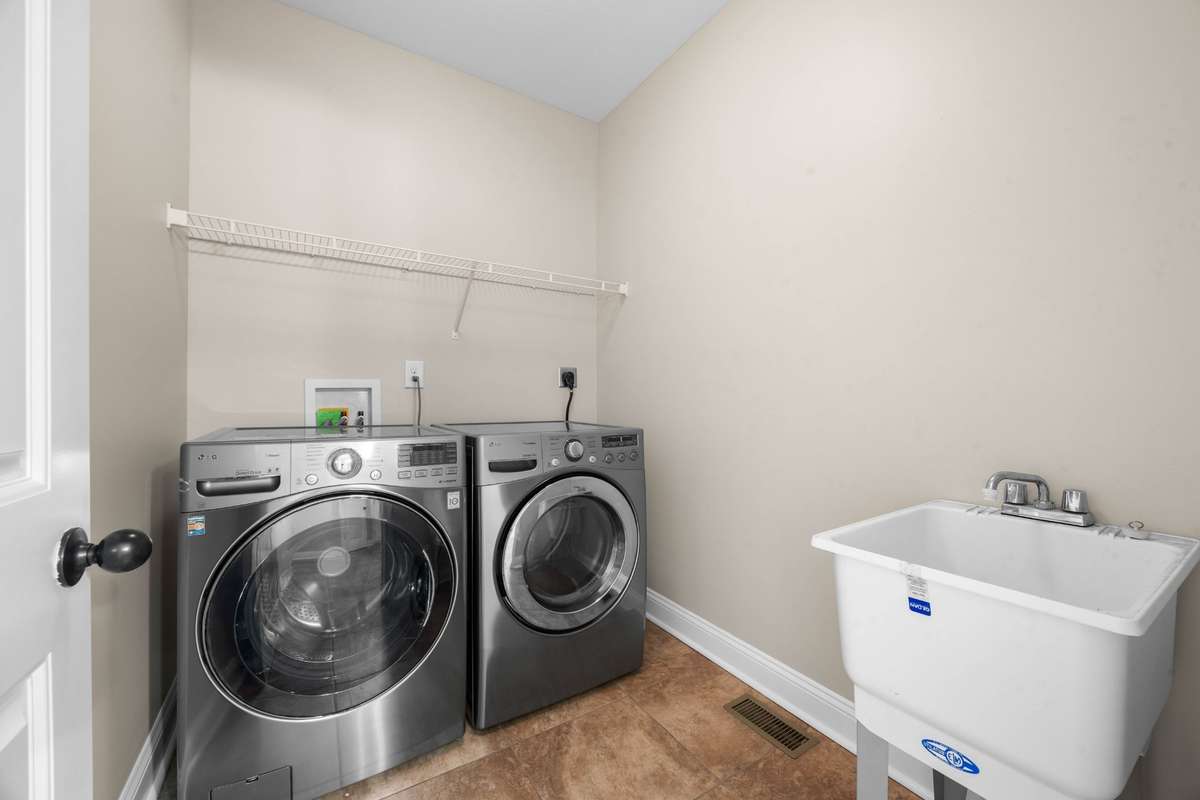 walk-in laundry room