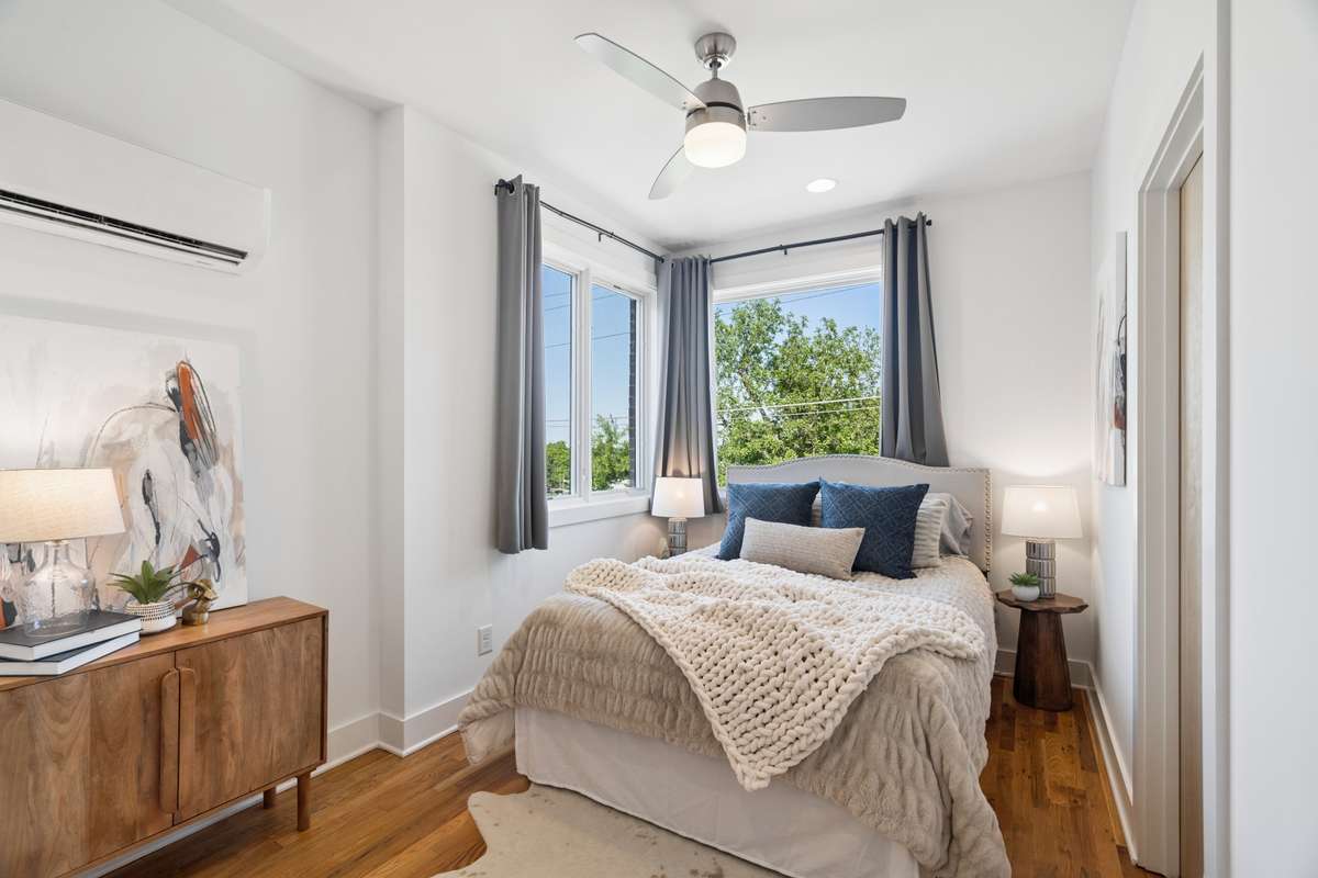 Secondary bedroom suite with closet