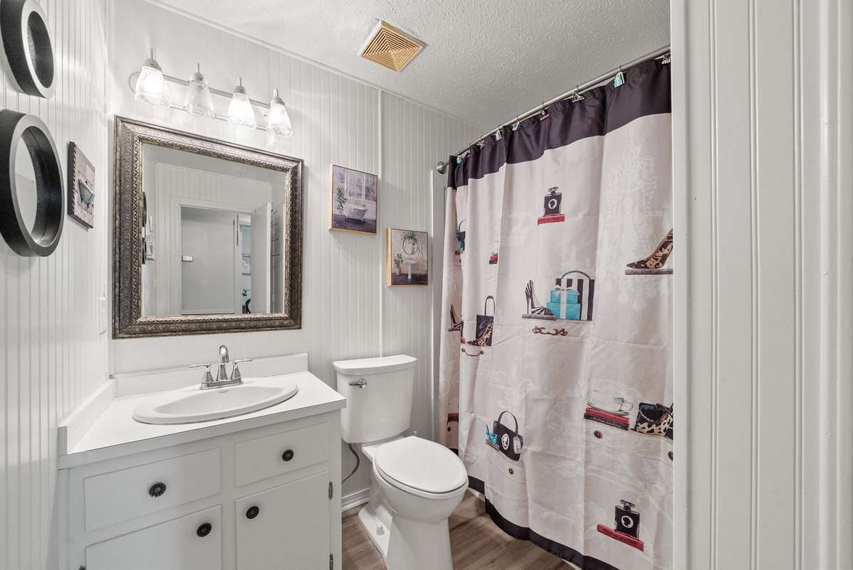 Full bath in hallway