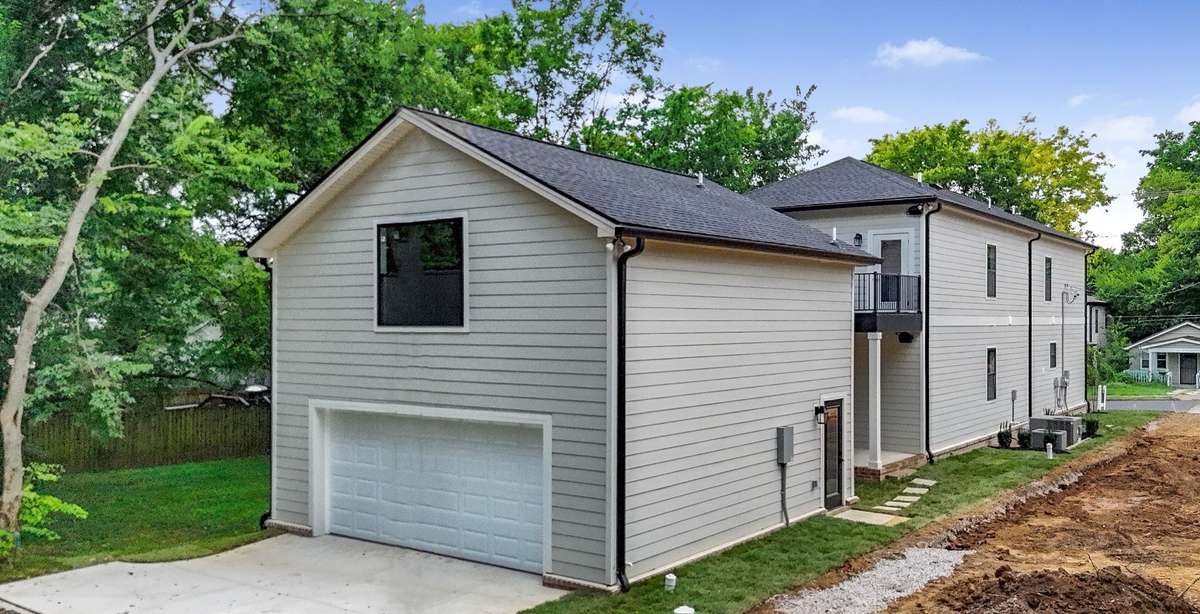 Detached 2 car garage w/ DADU