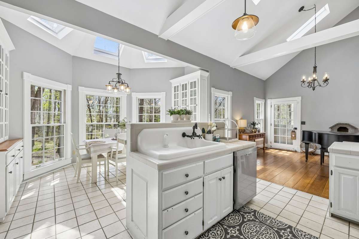 Main House - Kitchen & Breakfast Nook
