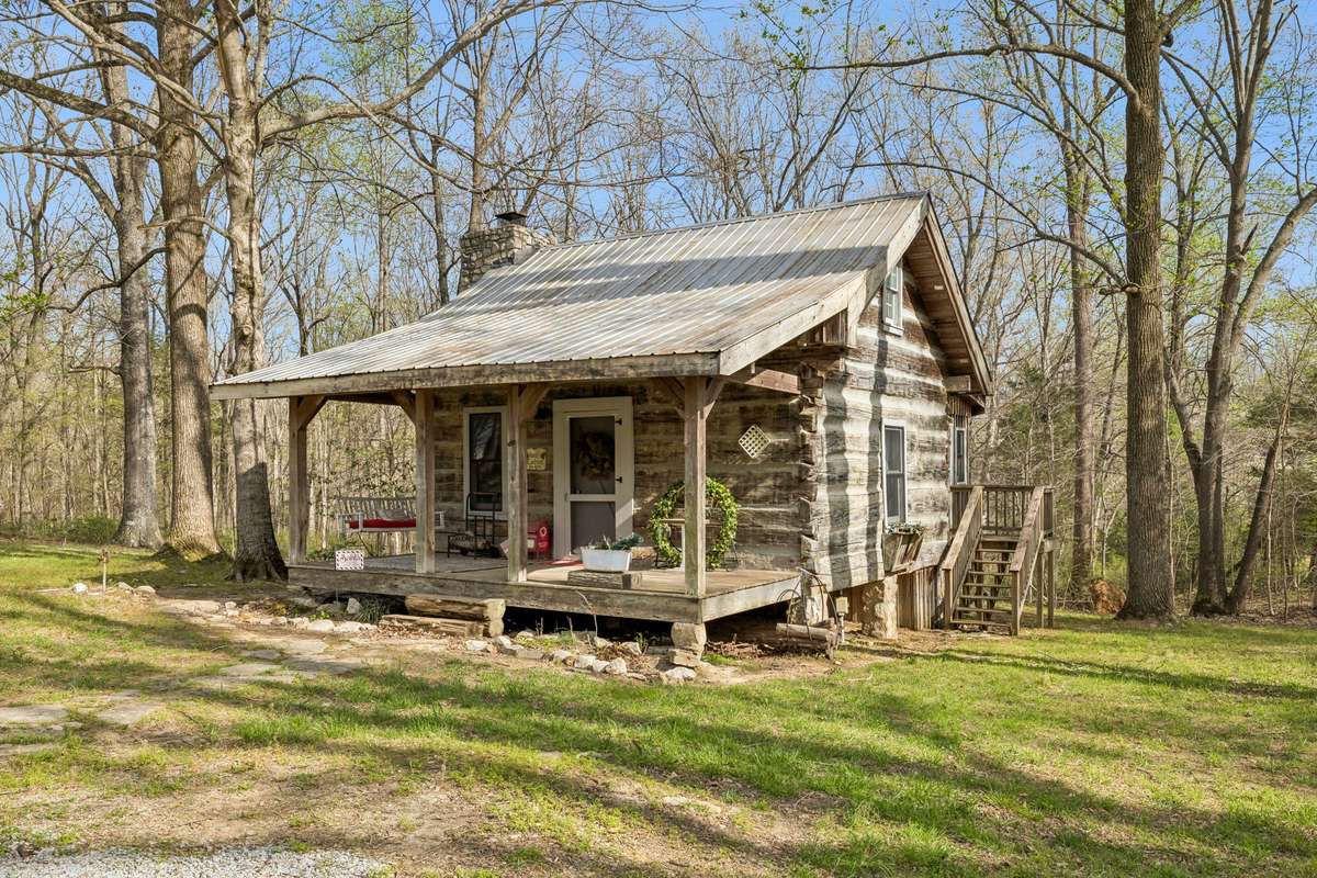 1 Bed / 1 Loft / 1 Bath Guest Cabin
