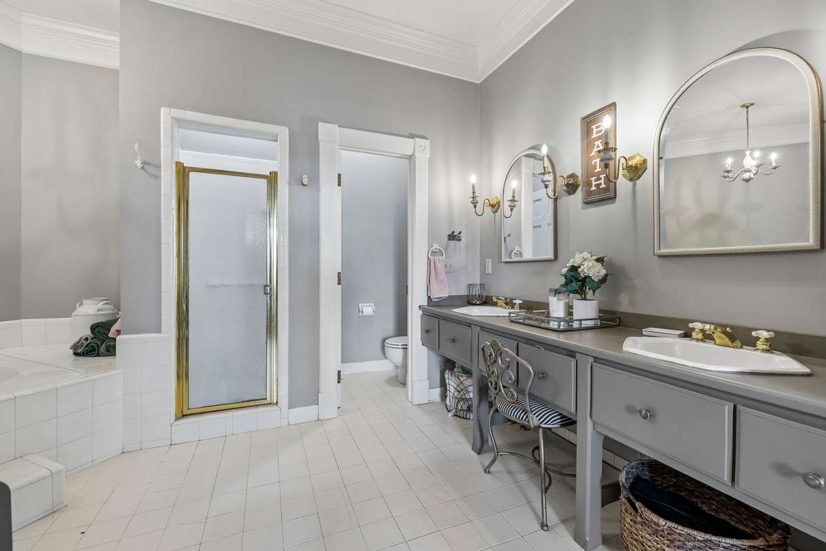 Primary Suite / Full Bath / Soaking Tub / Walk-in Closet