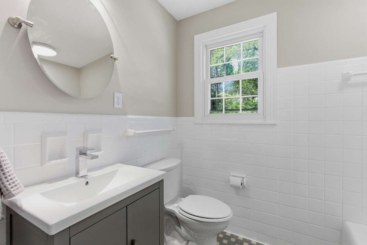 Full Bathroom #2