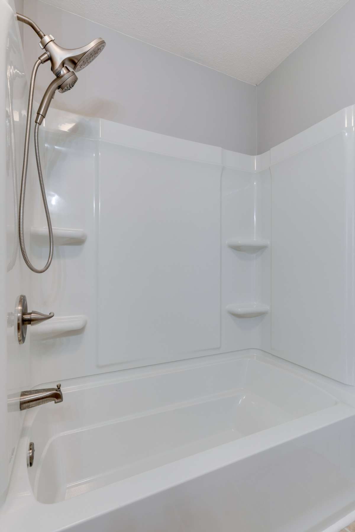 Like new upgraded bathtub and shower head.