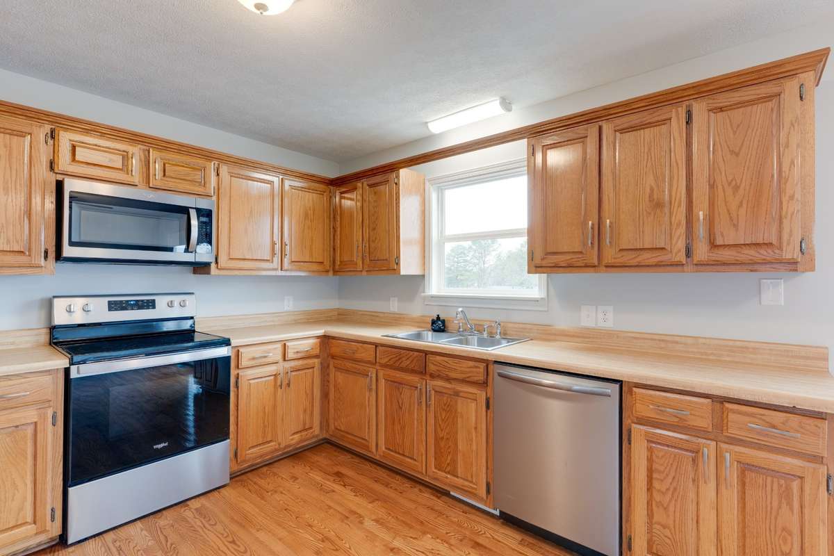Stainless appliances complete the spacious kitchen very nicely!