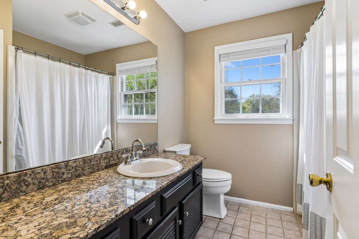 hall full bathroom