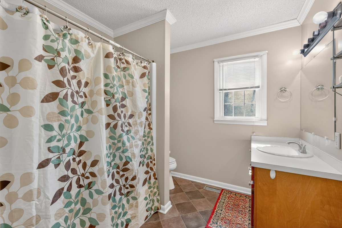 Tub/Shower combo in bathroom