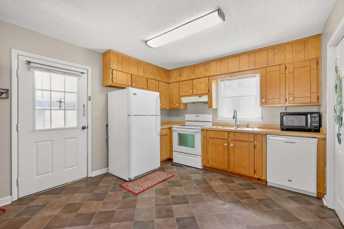 Another view of the kitchen all appliances stay with home