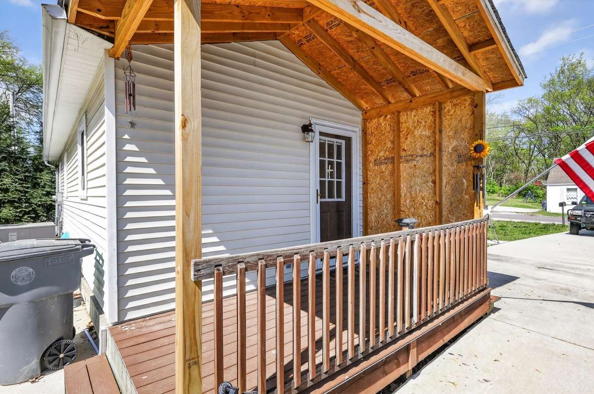 Nice little porch for privacy