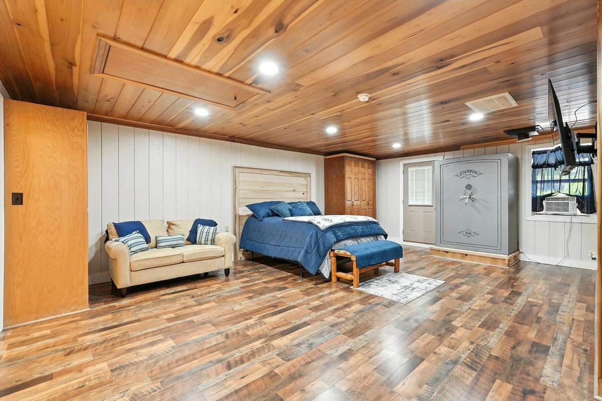 Huge guest quarters