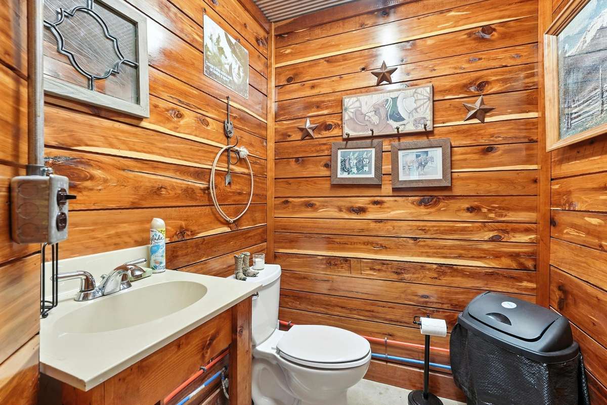 Gentlemen room .