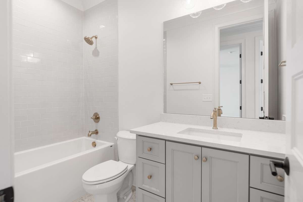 2nd Full Bath Up.