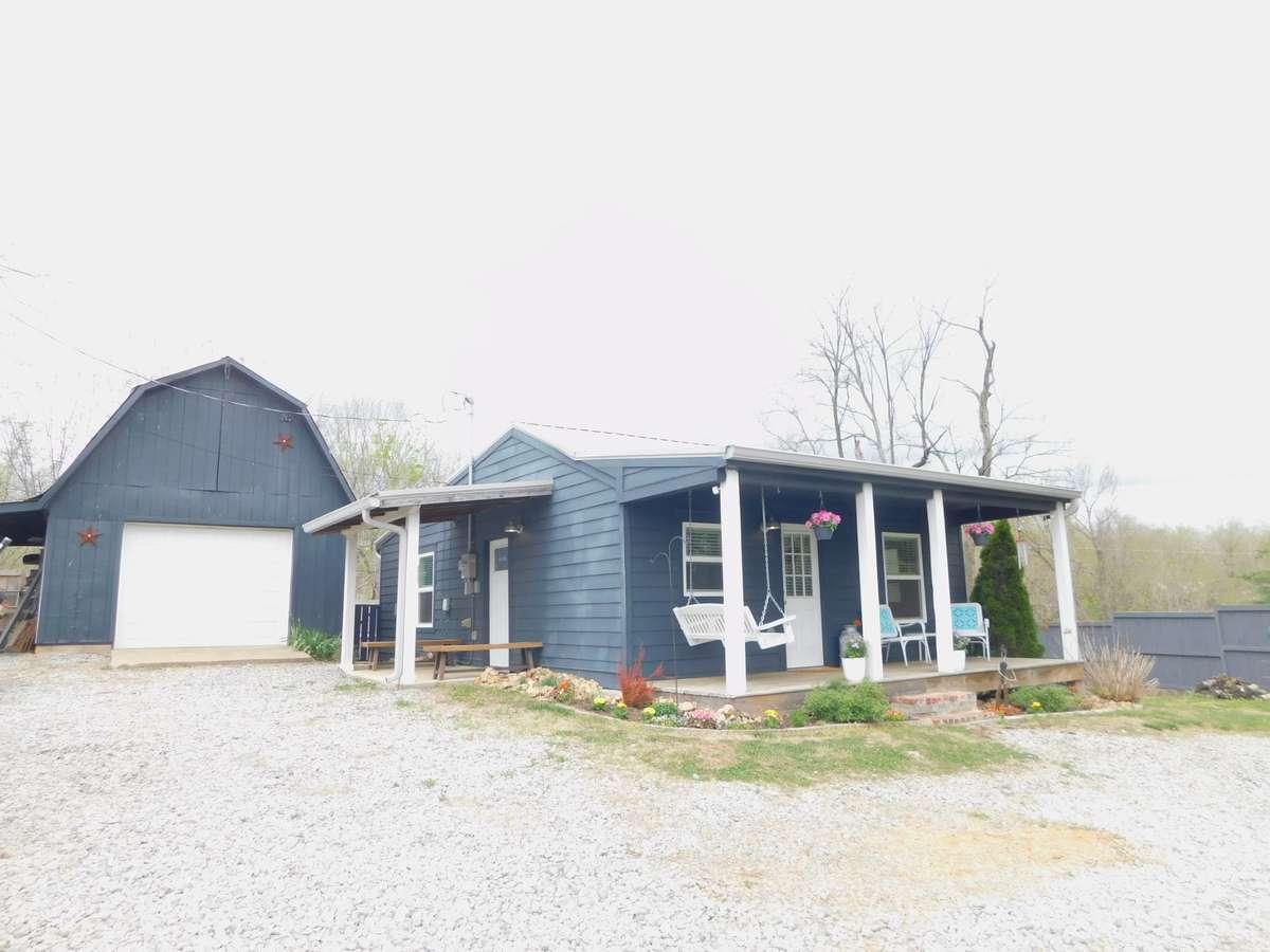 Personal Get-Away, Privacy with Hilltop Views-City Water and Sewer-Major CityLife just 
minutes away with Interstate Access down the way
