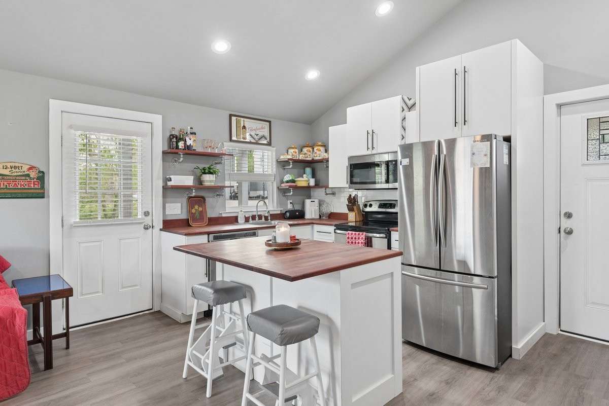 Ample Storage, over and below, with Island storage