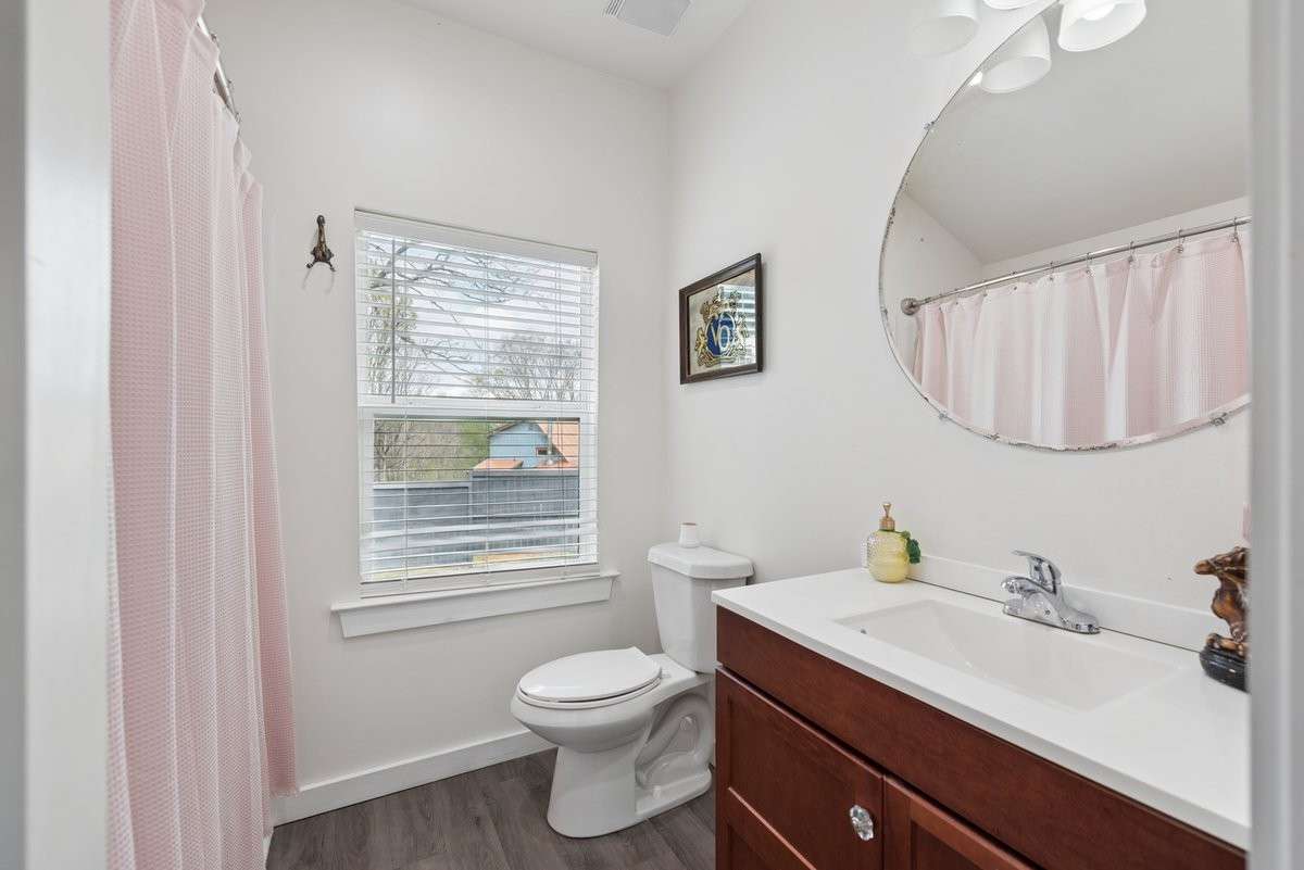 Single vanity , excellent lighting, combo tub w/shower