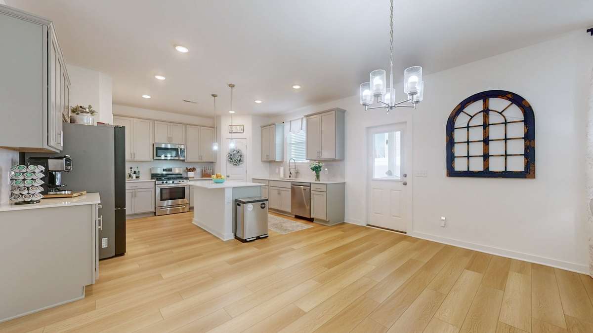 Beautiful kitchen with upgraded appliances (Samsung Bespoke refrigerator included)