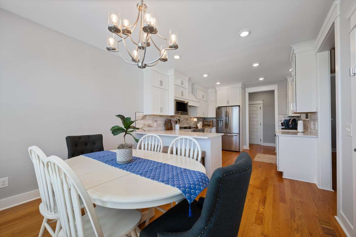 Large eat in area next to the kitchen