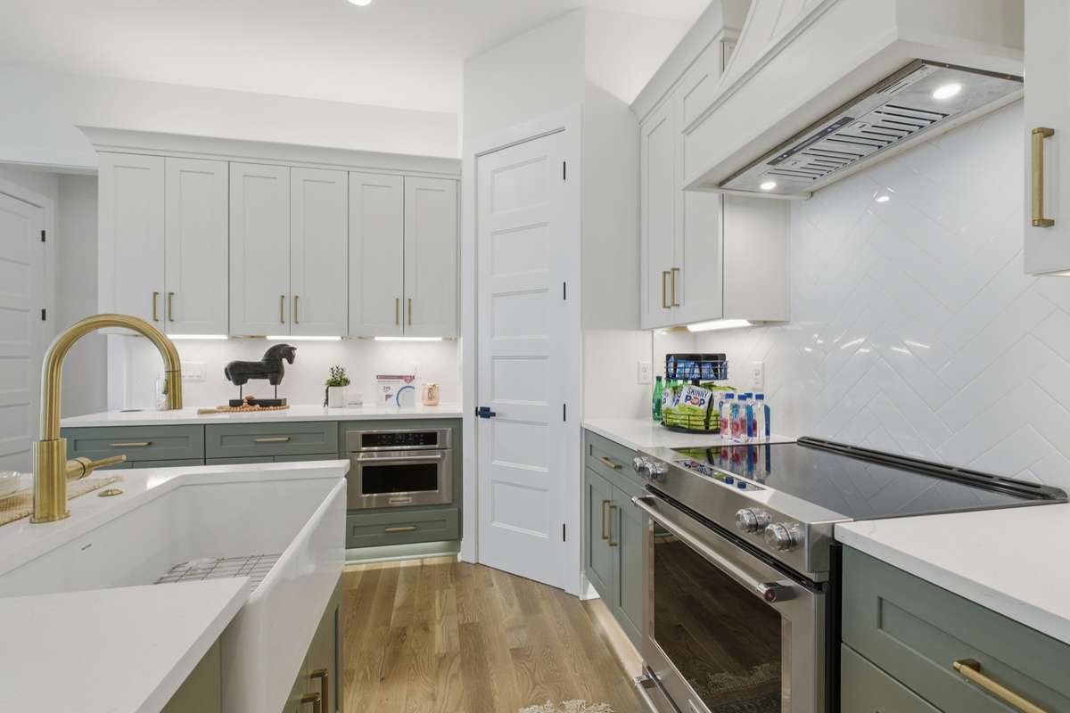 Kitchen-Aid stainless appliances included.