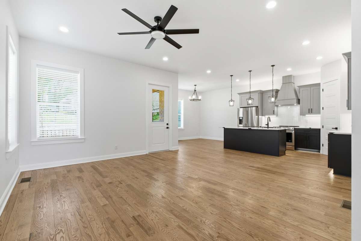 10 feet ceilings downstairs