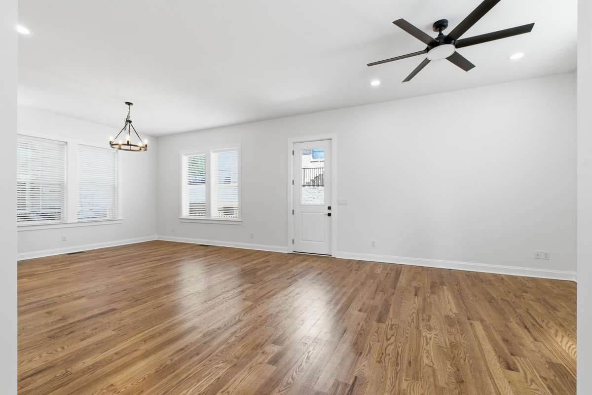10 foot Ceilings downstairs