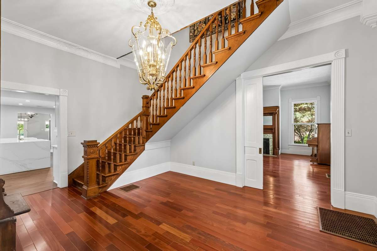Grandiose entry foyer!