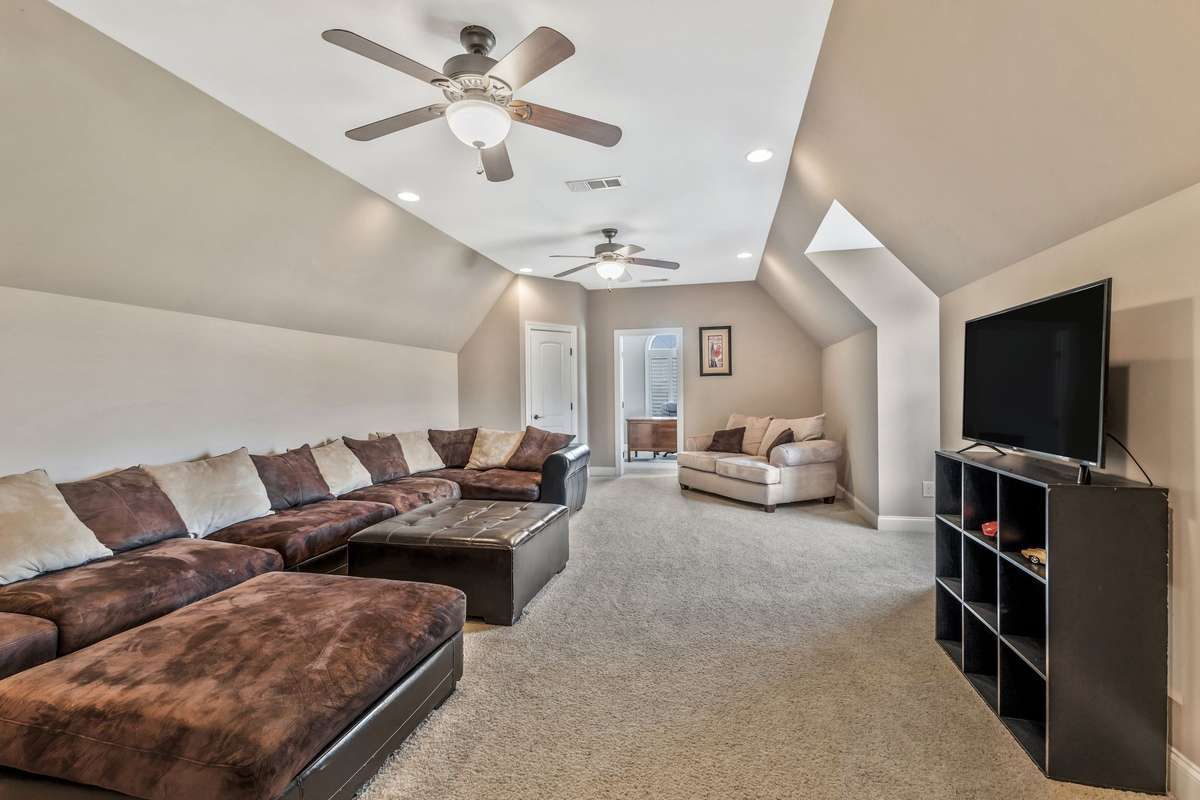 Large Bonus room with closet could be 6th bedroom