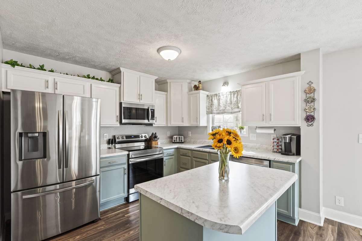 All stainless steel appliances in the kitchen stay!