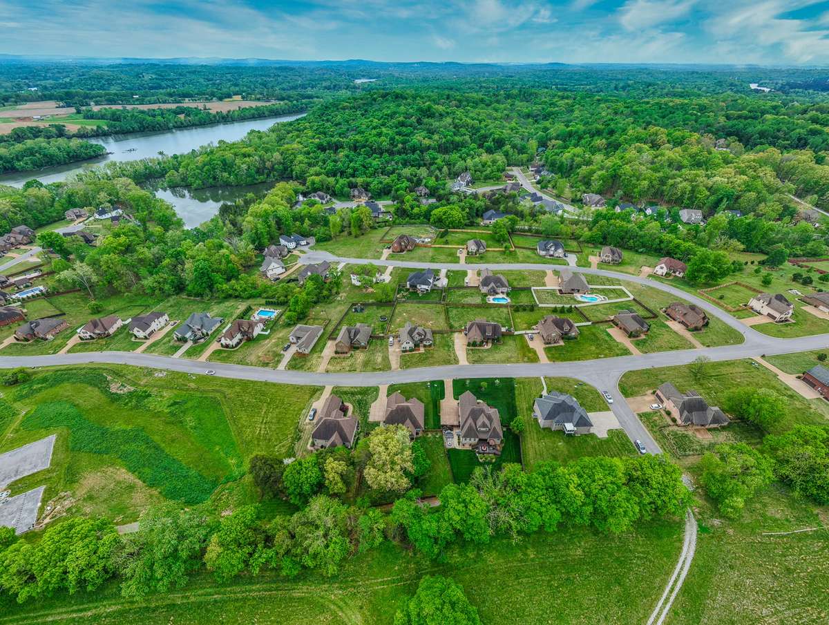 Another view showing the neighborhood and how close you are to Barton's Creek