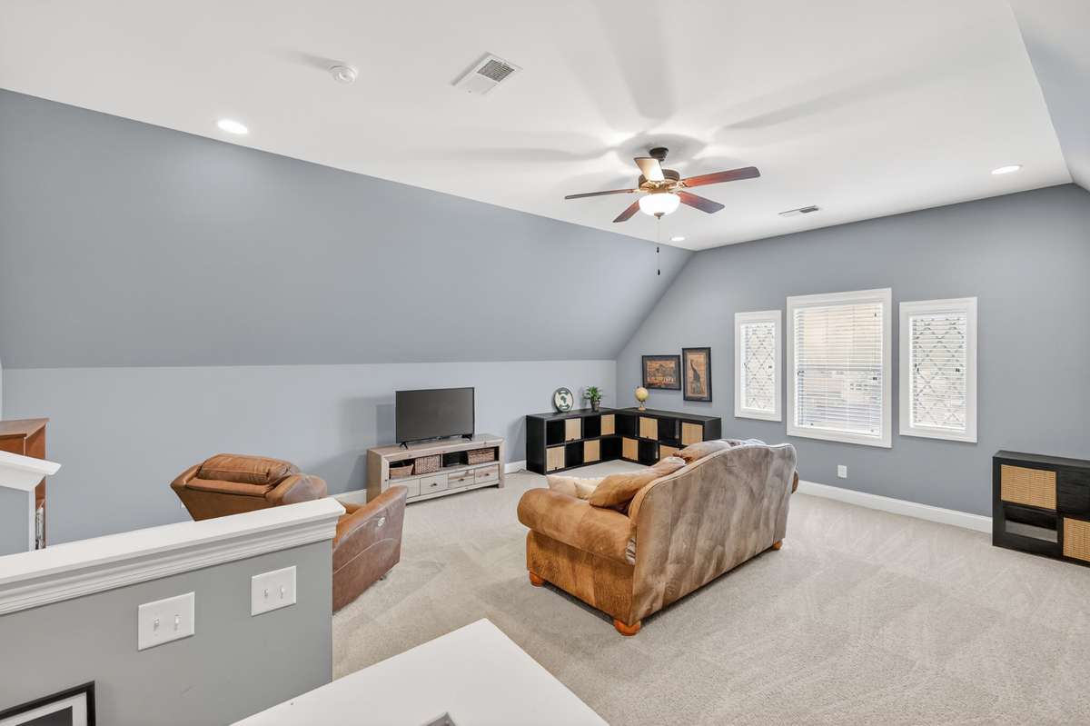 Spacious bonus room
