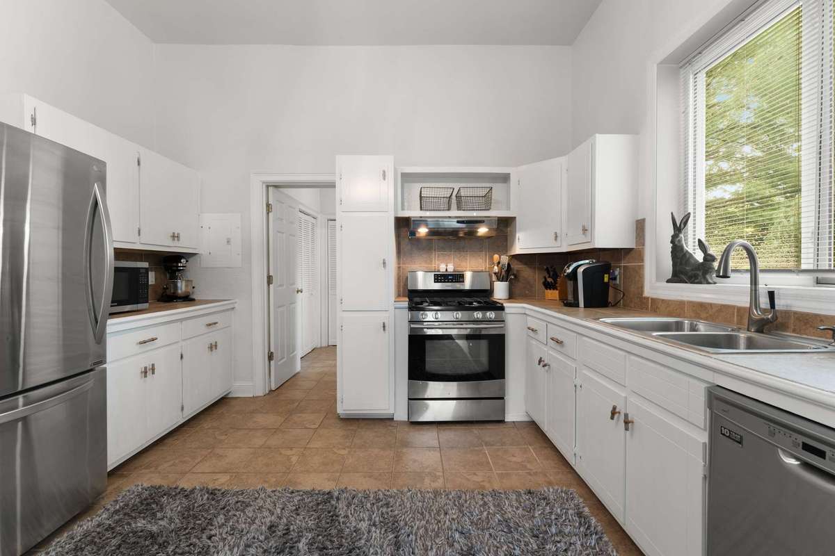 Another view of the kitchen area...