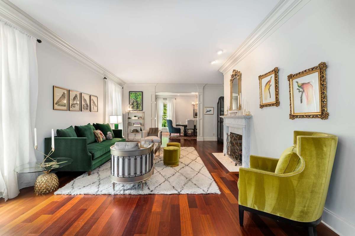 Again, the living room with more of those gorgeous windows...