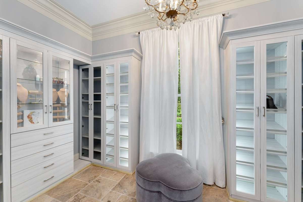 Another view of the accessory closet....
